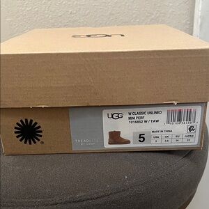 BNWT Women’s UGGS perforated tan sz 5